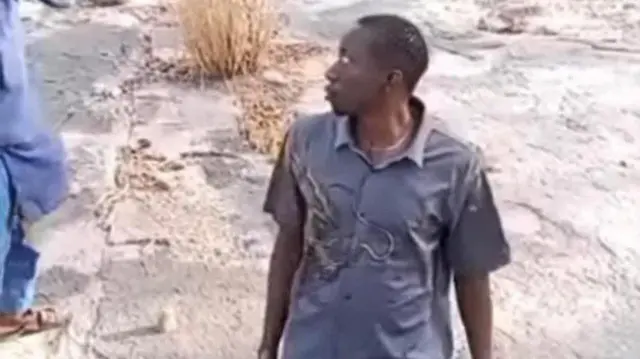 John Arum Azi nibuba awọn ajinigbe naa, o kunlẹ, o n wo ajinigbe kan to n ba a sọrọ