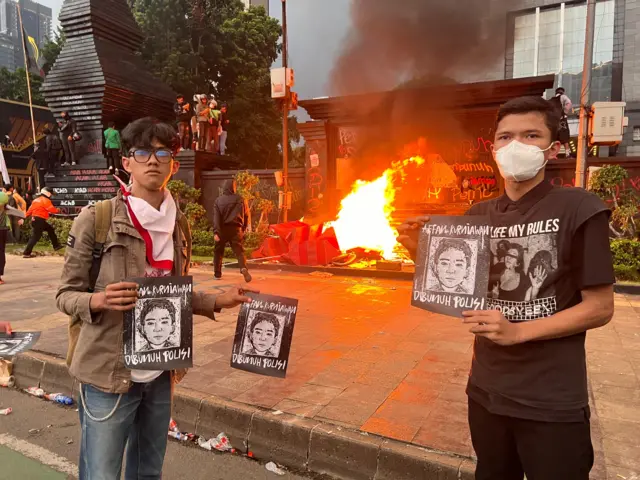 Sejumlah massa demonstrasi berunjuk rasa di depan Polda Metro Jaya pada Jumat (28/08) dengan membawa gambar mendiang Affan Kurniawan. 