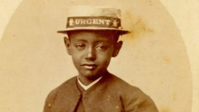 Kuna picha kadhaa za Prince Alemayehu ikiwa ni pamoja na hii ambapo amevaa kofia yenye jina la meli, HMS Urgent.