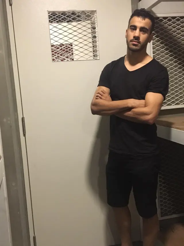 นายอัล อาไรบี ขณะถูกควบคุมตัวที่สนามบินสุวรรณภูมิ