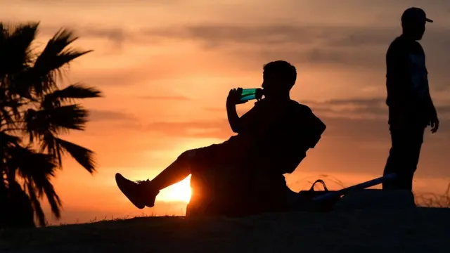 લોસ એન્જેલસના સૂર્યાસ્તનો સમય છે. અહીં પણ અતિશય ગરમી છે.