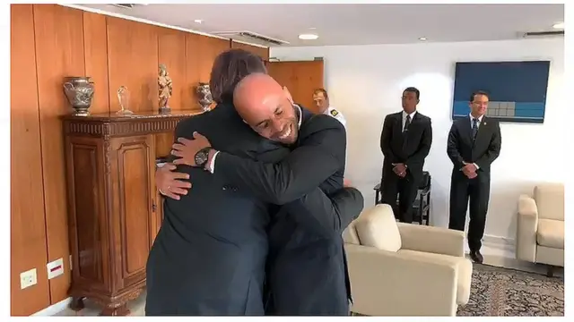 Auder abraça Bolsonaro