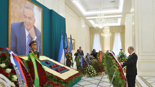 Россия Президенти Владимир Путин Ислом Каримов хотирасига ҳурмат бажо келтирмоқда.