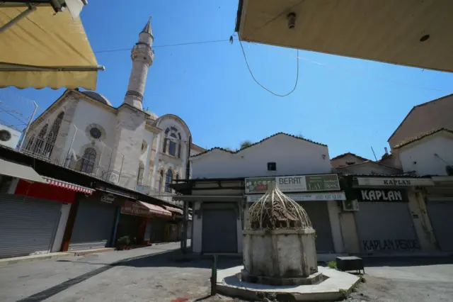 Gülen, İzmir'de, Kestanepazarı Kuran Kursu müdürlüğü ve vaizlik yaptı.