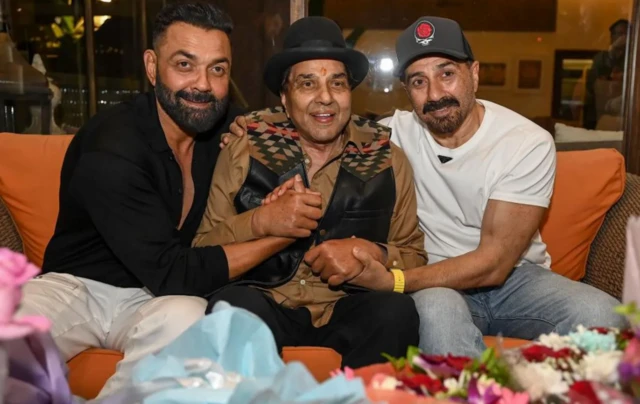 Dharmendra wit im sons Sunny (right) and Bobby Deol (left) for im house for Mumbai.