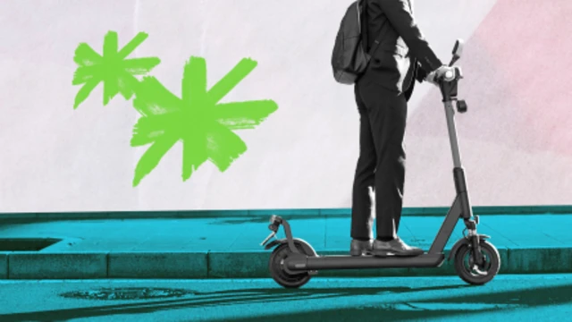 차도를 달리고 있는 전동킥보드