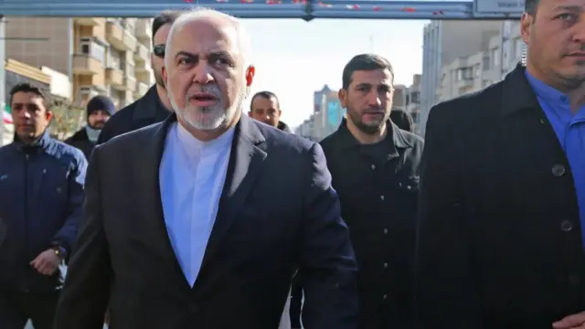 محمدجواد ظریف وزیر خارجه ایران از یکی از مسیرهای تعیین شده به مراسم راهپیمایی در تهران پیوست