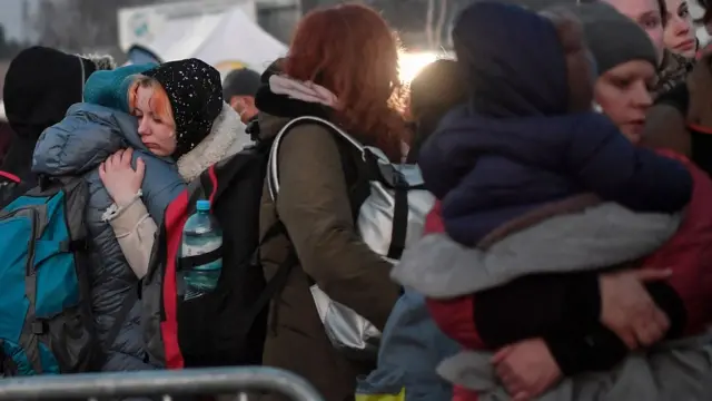 Fila de mujeres ucranianas que intentan huir de la guerra