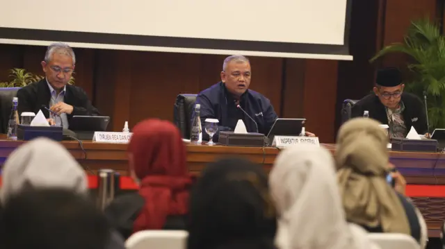 Direktur Bea dan Cukai Askolani (kiri) dan Inspektur Jenderal Kemenkeu Awan Nurmawan Nuh (tengah)