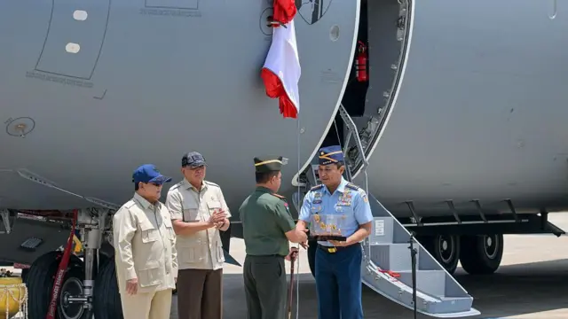 Presiden Indonesia Prabowo Subianto (kiri) dan Menteri Pertahanan Indonesia Sjafrie Sjamsoeddin (kedua dari kiri) penyerahan salah satu dari dua pesawat angkut militer Airbus A-400M kepada Angkatan Udara Indonesia di pangkalan udara Halim, Jakarta, 3 November 2025. 