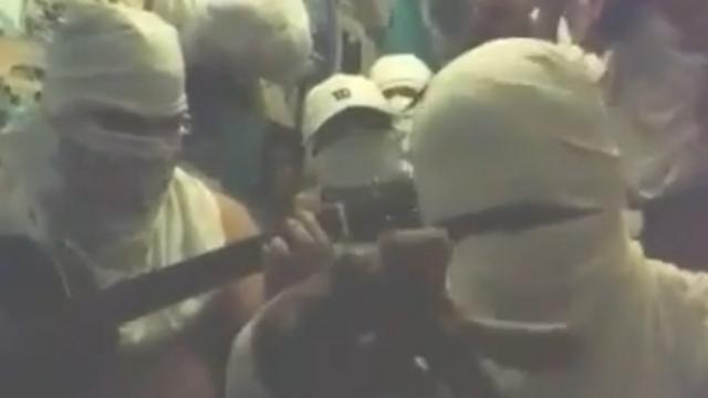 Em vídeo no Youtube, jovens cantam música 'Mago do Facão', que faz referência ao 'poder' da Okaida