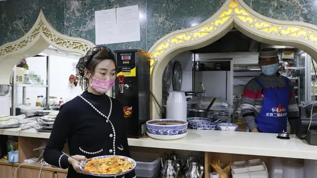 نمایی از یک رستوران اویغور در اولین روز از ماه مبارک رمضان در پکن