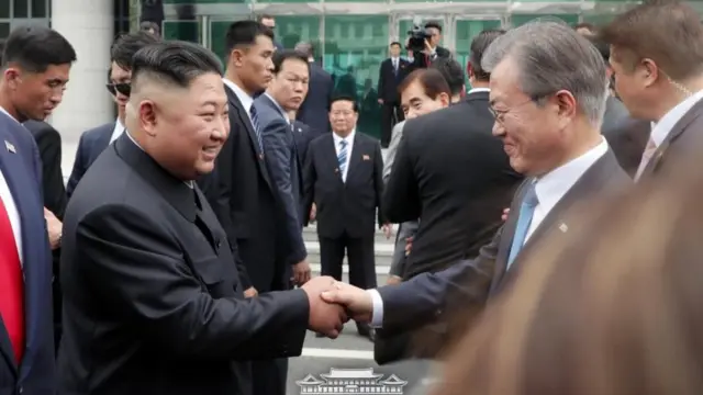 문재인 대통령이 2019년 6월 30일 오후 판문점을 방문해 김정은 북한 국무위원장과 인사하고 있다