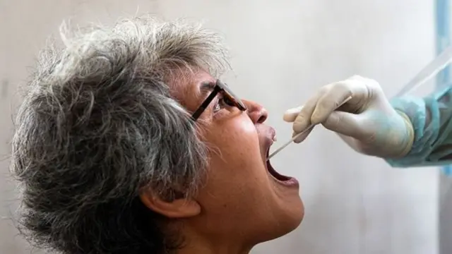 Mwanamke akipimwa virusi vya corona