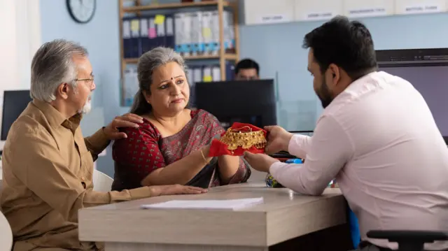 தங்க நகை கடன் புதிய வரைவு விதிகளால் யாருக்கு சிக்கல்? 5 கேள்வி - பதில்கள்