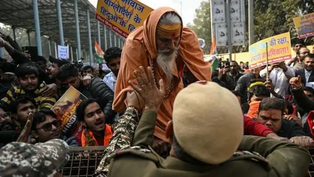 গত বছর ডিসেম্বরে ভারতের রাজধানী দিল্লিতে বাংলাদেশ হাই কমিশনের কাছে পুলিশের ব্যারিকেড ভেঙে ফেলার চেষ্টা করেছে বিক্ষোভকারীরা