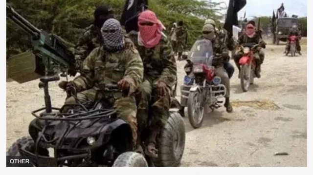 Aworan awọn agbebon to boju lori alupupu