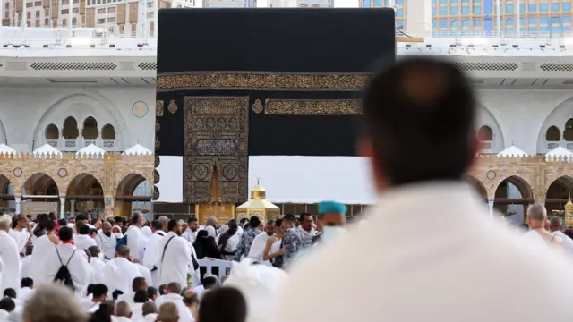 مسلمون حول الكعبة، في المسجد الحرام، استعداداً لبدء موسم الحج 2024، مكة، المملكة العربية السعودية، 12 يونيو/حزيران 2024.