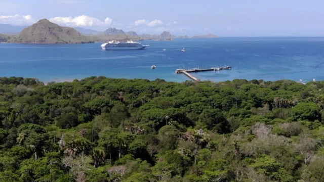 কমোডো দ্বীপের কাছে টুরিস্টবাহী জাহাজ।