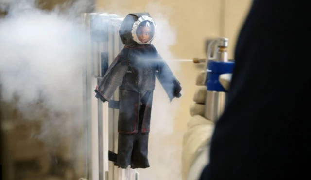 باربی ڈال پر لکوئڈ نائٹروجن کا سپرے ہو رہا ہے