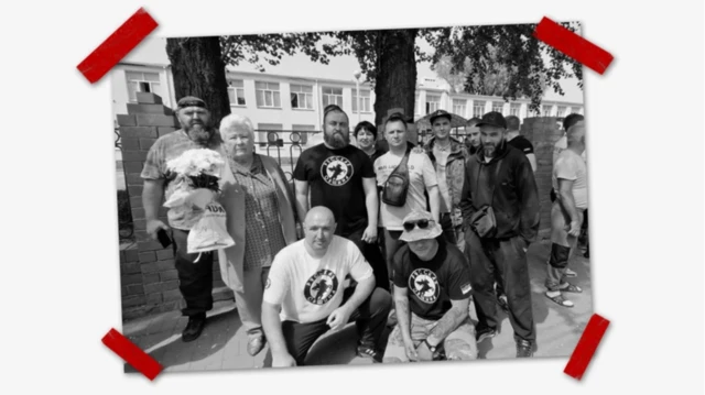 اعضای جامعه روسی در دیدار از مدرسه، برای آن معلم یک دسته‌گل آورده بودند.