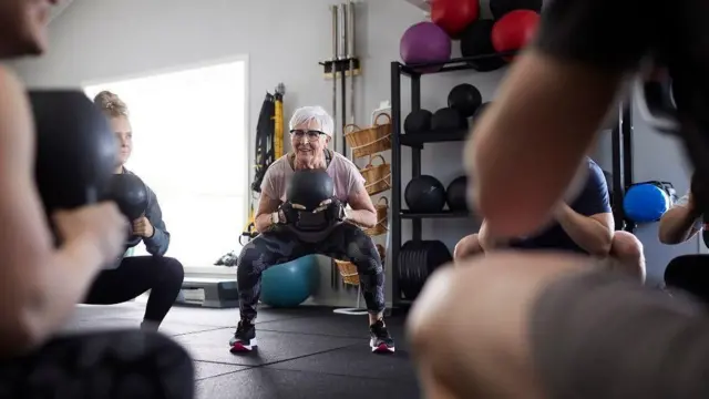 በእድሜ የገፋች ሴት ስፖርት ስትሰራ