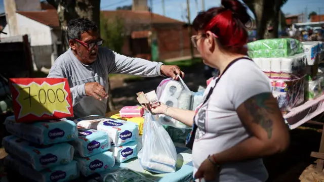 Аргентинка покупает туалетную бумагу на развале