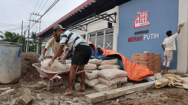 Pekerja menyelesaikan proses pembangunan gedung gerai Koperasi Kelurahan Merah Putih (KKMP) Wae Kelambu di Labuan Bajo, Kabupaten Manggarai Barat, Nusa Tenggara Timur (NTT), Selasa (27/1/2026).