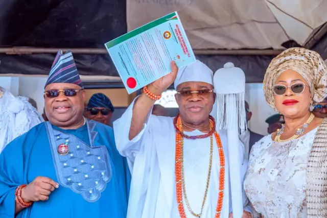 Owa Obokun tuntun pẹlu ọpa aṣẹ ati iw ẹri lọwọ 