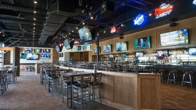 حانة "أوستنز بار آند غريل" في مدينة أولاث.