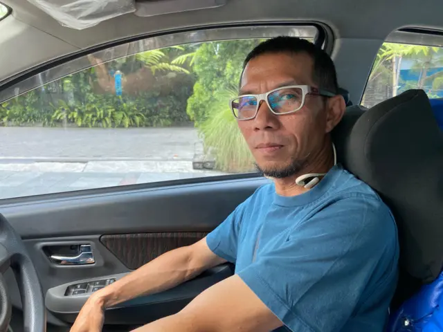 Yusep Nugraha, warga Bandung, Jawa Barat mengutarakan kekhawatiran perang bisa berdampak terhadap kenaikan BBM.