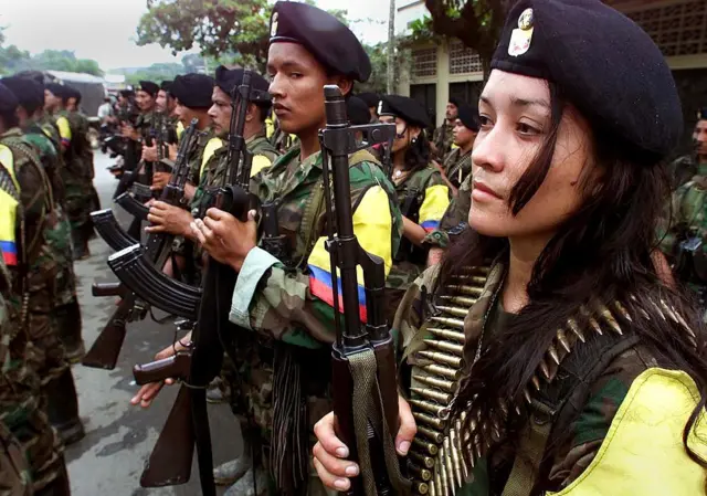 Elinde silah tutan FARC örgütü üyesi kadınlar