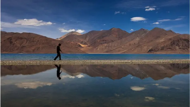 বলিউডের 'থ্রি ইডিয়টস' সিনেমাটির সুবাদে ব্যাপক পরিচিতি পায় প্যাংগং লেক