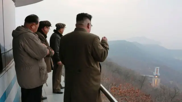 Kimg Jong-un observando la prueba de un motor de propulsión que ayudaría a lanzar satélites.