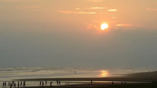 ကမ်းပတ်လမ်းဖောက်လုပ်ရာမှာ အစိုးရဘတ်ဂျတ်ကိုအသုံးပြုပြီး ဖောက်လုပ်မယ့်အစီ အစဉ်နဲ့ ဒါမှမဟုတ် ပုဂ္ဂလိကရင်းနှီးမြှပ်နှံမှုနဲ့ ဆောက်လုပ်မယ့်အစီအစဉ် စတဲ့ အစီအစဉ် ၂မျိုးအတွက် ဆောက်လုပ်ရေးဝန်ကြီးဌာနနဲ့ တိုင်းအစိုးရတို့အကြား ညှိနှိုင်းနေတဲ့ အဆင့်သာဖြစ်တယ်