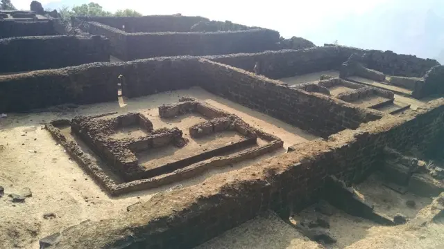 रायगडावरील प्रसादाचे अवशेष.