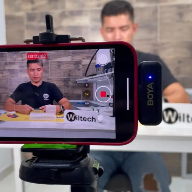 ولمر اپنی دکان میں کام کرتے ہوئے اپنی زیادہ تر ویڈیوز شوٹ کرتے ہیں