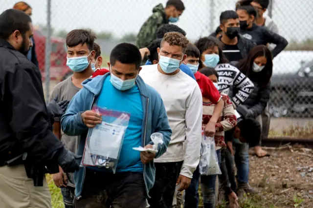 Migrantes detenidos en la frontera de EE.UU. con México