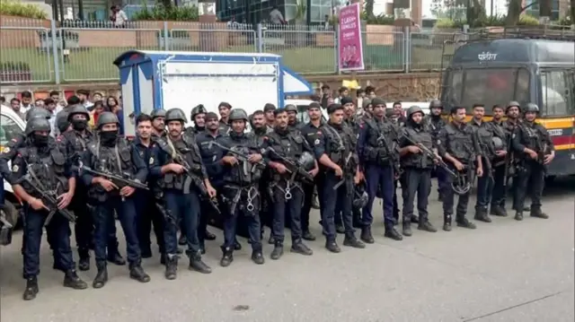 அப்பகுதியில் கடுமையான பாதுகாப்பு ஏற்பாடுகள் செய்யப்பட்டிருந்தன