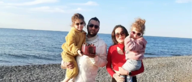 عکس خانوادگی امین، نازنین، دلسا و دنیز در کنار دریا
