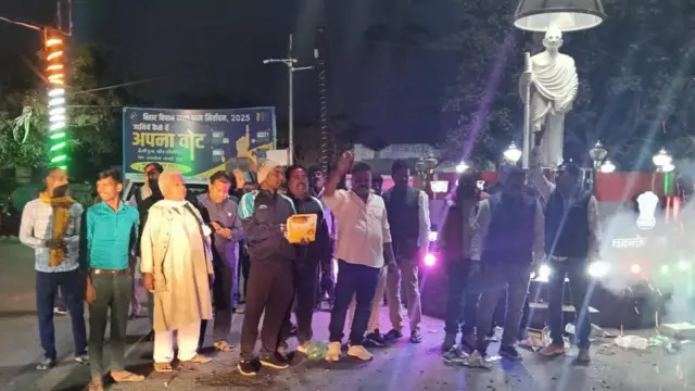 बांका में श्रेयसी सिंह के मंत्री बनने की ख़बर पर पटाखे जलाकर ख़ुशी मनाते हुए लोग