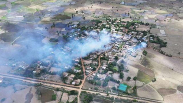 မတ္တရာမြို့နယ်ထဲက နေရာတချို့ စစ်ကြောင်းထိုး မီးရှို့ခံထားရတဲ့မြင်ကွင်း (ပုံဟောင်း)