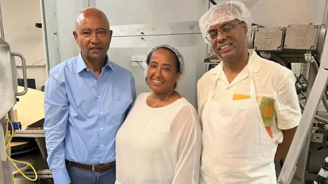 አውቶ ምጣድን ከመንትያዎቹ ወንድማማቾች ጋር በመሆን በገንዘብ ድጋፍ ያደረጉት የሸጋ እንጀራ ባለቤቶች ከ ፍሰሀ እሸቱ (ዶ/ር) ጋር