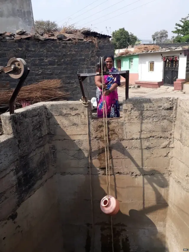 गावातील महिलांना पाण्यासाठी आडावर कसरत करावी लागत असल्याचं दिसून आलं.