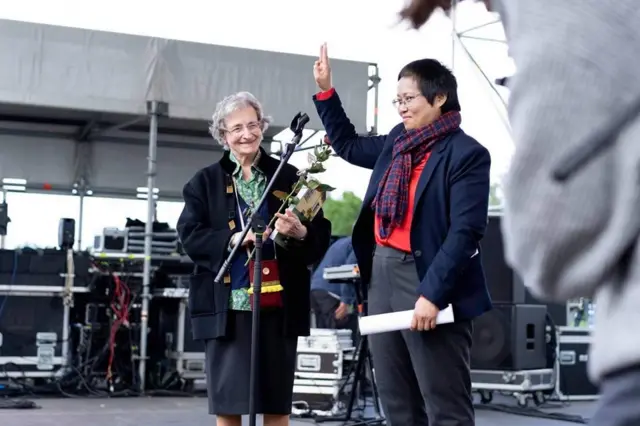 စစ်ကောင်စီရရှိနေတဲ့ ဝင်ငွေရလမ်းတွေ အားလုံးကို ဖြတ်တောက်နိုင်ရင် စစ်တပ်ကျဆုံးမယ် လို့ ဒေါ်ဇင်မာအောင်က ပြောကြားခဲ့တာပါ။