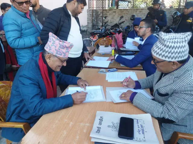 माघ ११ गते हुने राष्ट्रिय सभा सदस्य निर्वाचनका लागि निर्वाचन अधिकृतको कार्यालय दाङमा उम्मेदवारी दर्ता गराउनुहुँदै नेपाली कम्युष्टि पार्टीका बृहस्पति अधिकारी 