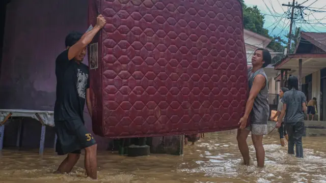 Warga berusaha menyelamatkan barangnya dari banjir di Kelurahan kampung Salo, Kendari, Sulawesi Tenggara, Kamis (29/02).