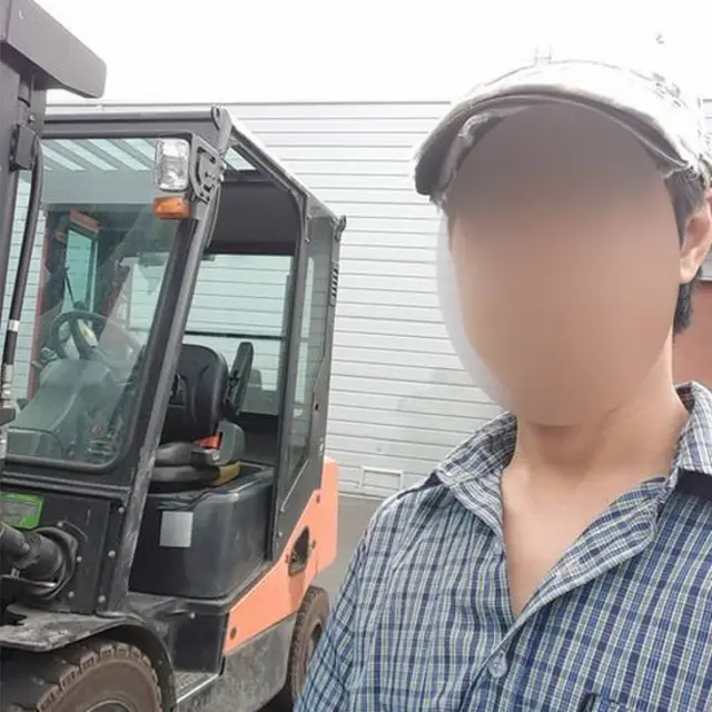 ธงทิวถ่ายภาพเซลฟี่ตัวเองในที่ทำงานแห่งหนึ่งของเขาในเกาหลีใต้