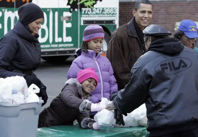 Qoyska Obama oo cunto u qaybinaya dadka hoy la'aanta ah ee magaalada Chicago sanadkii 2008