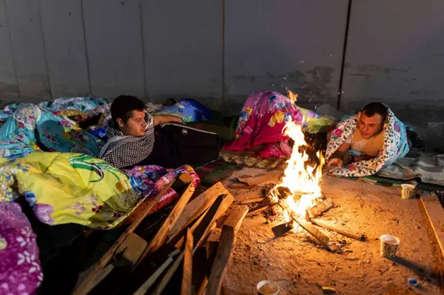 ဂါဇာကို ဘက်ခြမ်းကို ဝင်ဖို့ အီဂျစ်ဘက်ခြမ်းက ရာဖာနယ်စပ်မှာ စောင့်ဆိုင်းနေတဲ့ အကူအညီပေးရေးပရဟိတသမားတွေ